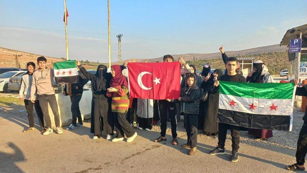 ‘Misafirlik bitti’ Suriyelilerin dönüşü sınır kapısından başladı! ‘Gençlere sesleniyorum, herkes vatanına dönsün’