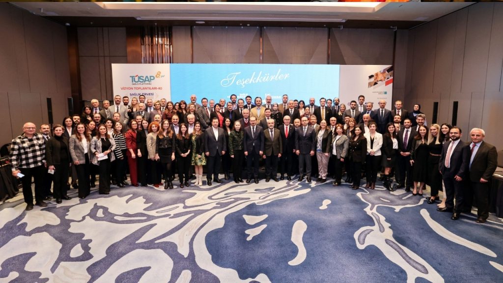 Sanofi’nin girişimcilik programı Care4Rare’in demo day sahnesinde sunum yapan girişimler