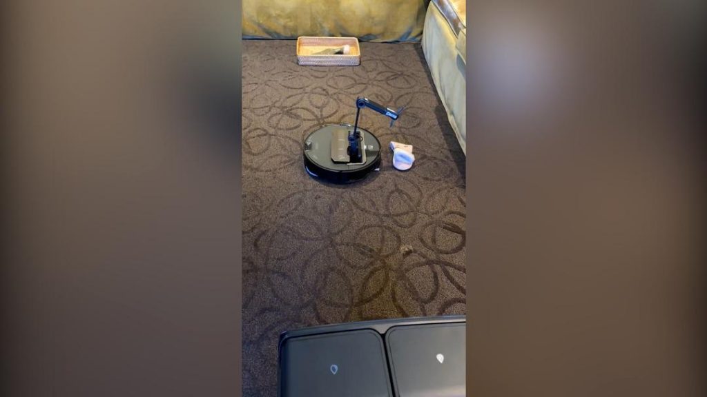 Robot çağına hoş geldiniz! Las Vegas’taki fuarda tanıtıldı, yerdeki çorapları böyle topluyor
