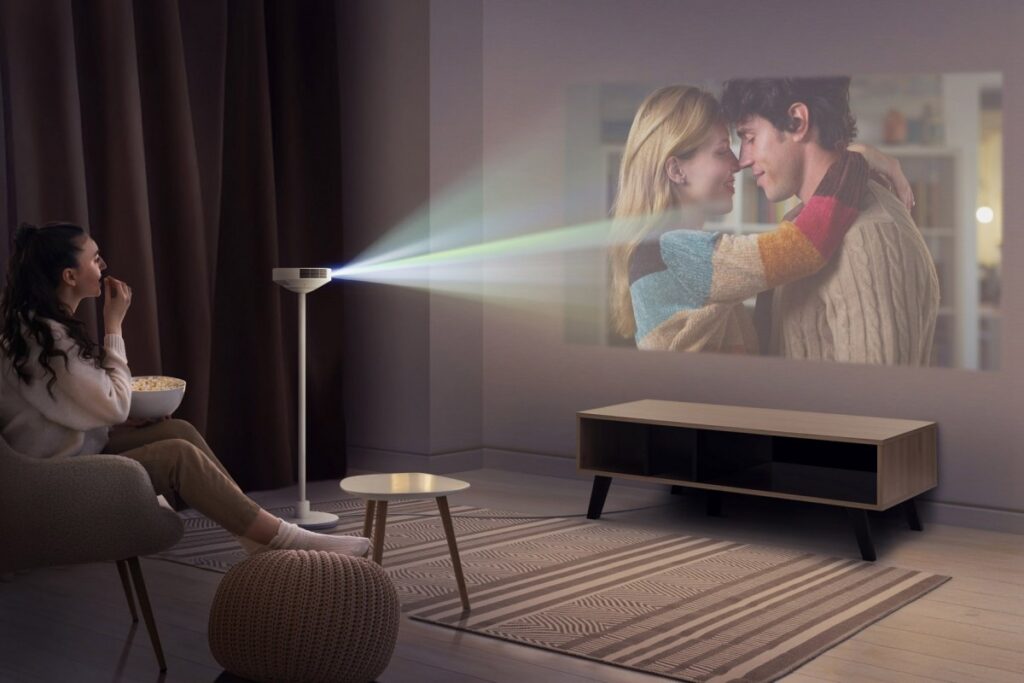 LG CineBeam S ve PF600U projektörlerini tanıttı