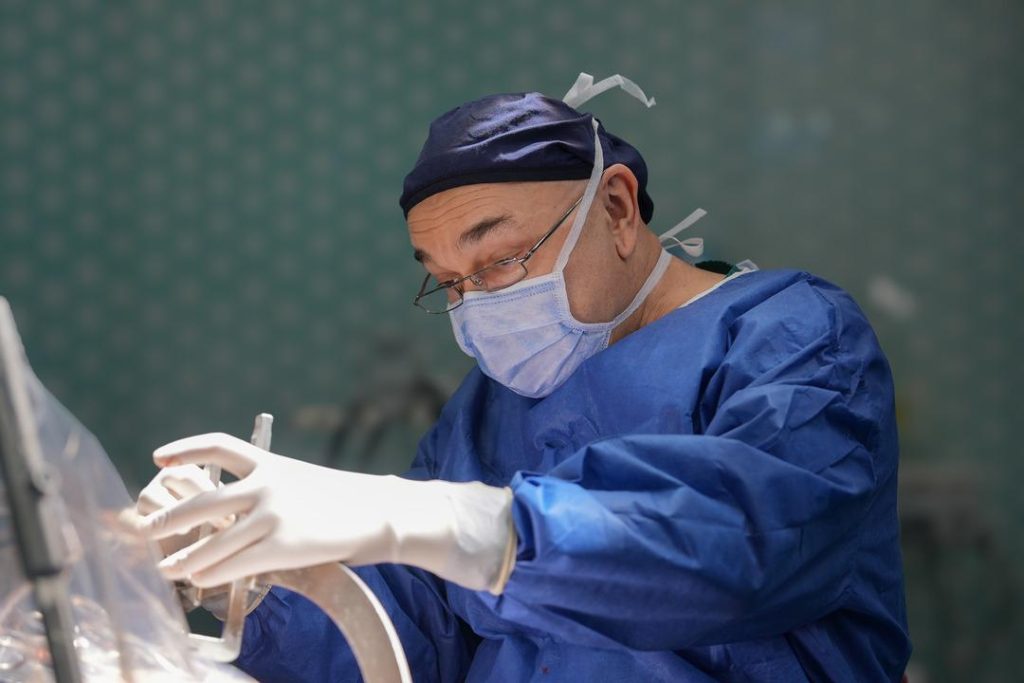 Guinnes rekortmeni Doç.Dr. Ali Zırh 2000’inci parkinson ameliyatını yaptı