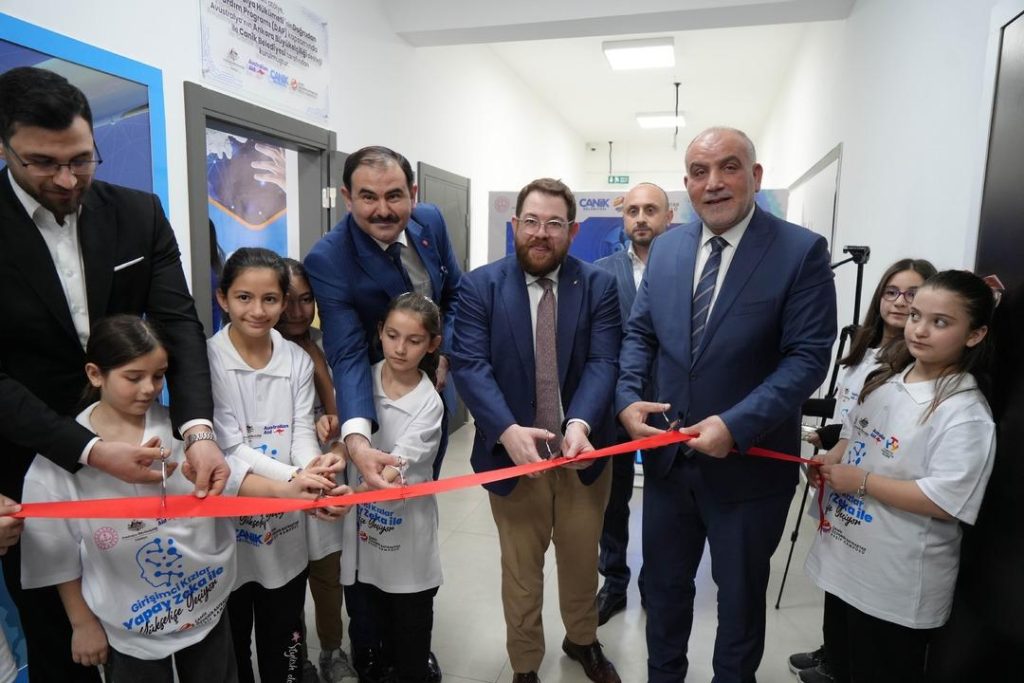 Avustralya destekli ‘Girişimci Kızlar Yapay Zeka ile Yükselişe Geçiyor Projesi’ hayata geçti: “Hızla değişen dünyaya ayak uydurmak için bu okulu açtık”