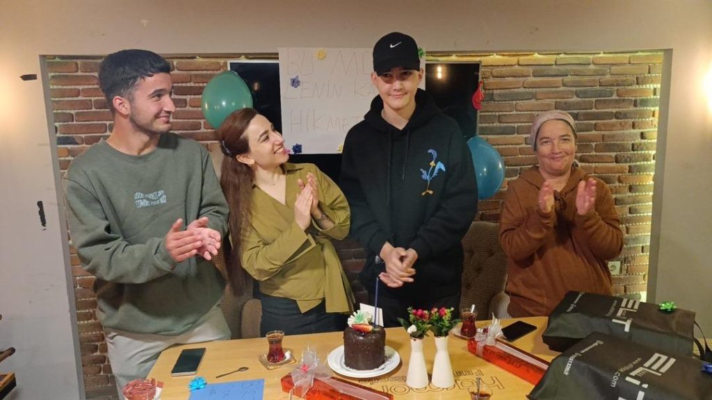 Lenf kanseriyle 3 yıldır mücadele eden gence destek verdi… Kendisi de üç kez kanseri yenmiş: “Yeniden doğmak adına pasta kestik”
