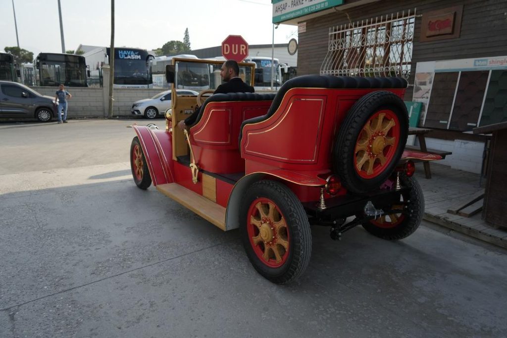 Nostalji aşkını modern teknolojiyle birleştirdi: 1925 model aracın elektrikli versiyonunu üretti isim bile verdi!