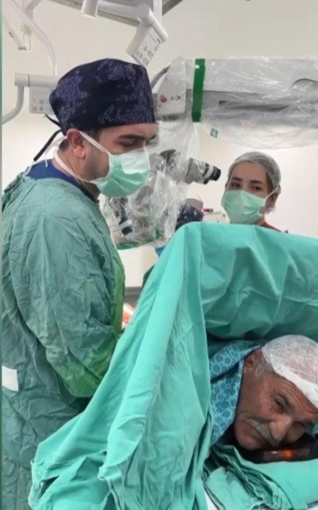 Yolda dinliyordu ameliyathaneye taşıdı… Ameliyat masasında konuştu, şarkı söyledi: Hastadan özel istek
