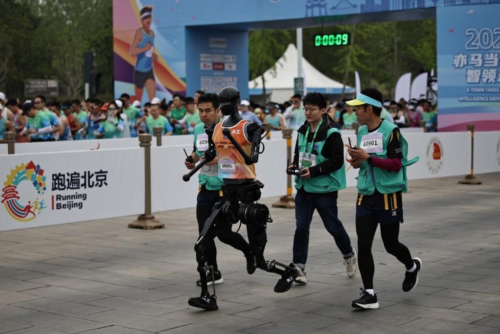 Çinli robotlar tarih yazdı! Yarı maratonda ilk kez insanlarla aynı parkurda koştular…