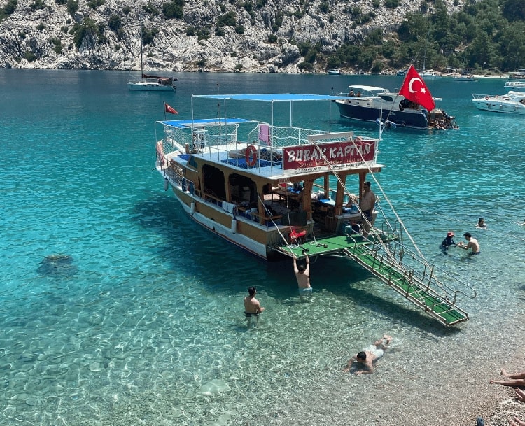 Adrasan Tekne Turu İle Akdeniz’in Bakir Koylarını Keşfedin