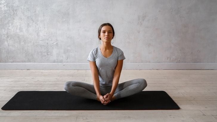 Oturarak yapılan yoga hareketleri ile bedeninizi ve zihninizi kolayca rahatlatın