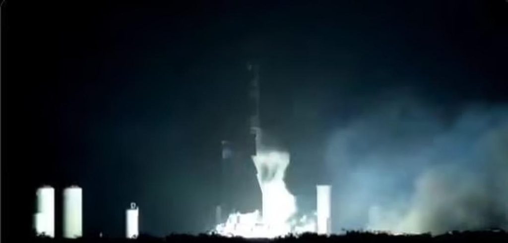 Her şey saniyeler içinde yaşandı! Fırlayan cisim ve parlak mavi ışık… “Starship’te neler oluyor?”