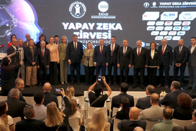 İzmir Yapay Zeka Zirvesi, Teknolojide Öncü Olma Hedefiyle Toplandı