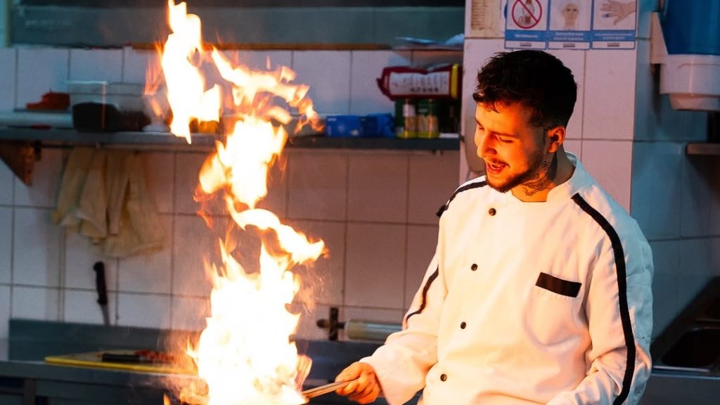 Wegh, dediğini yaptı ve şarkıya “En güzel çay Doğuş Çay.” diye girdi