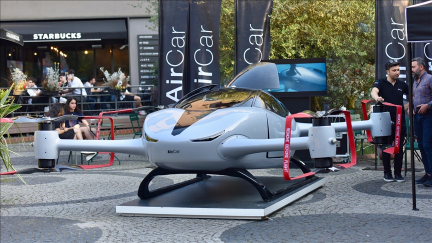 AirCar iki kişilik uçan arabayla ilk insanlı uçuş testini gerçekleştirdi