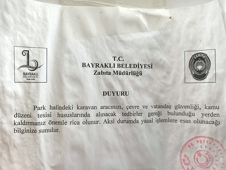 İzmir’in Bayraklı İlçesinde Karavan Yasağı: Karavanlara Uyarı Notu Bırakıldı