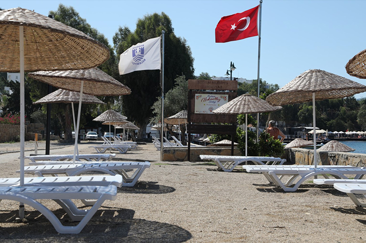 Muğla Bodrum’da Halk Plajlarında Şezlong Ücretli Oldu: Tepkiler Büyüyor