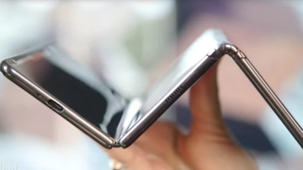 Samsung, üçe katlanabilen telefonu ile geliyor!