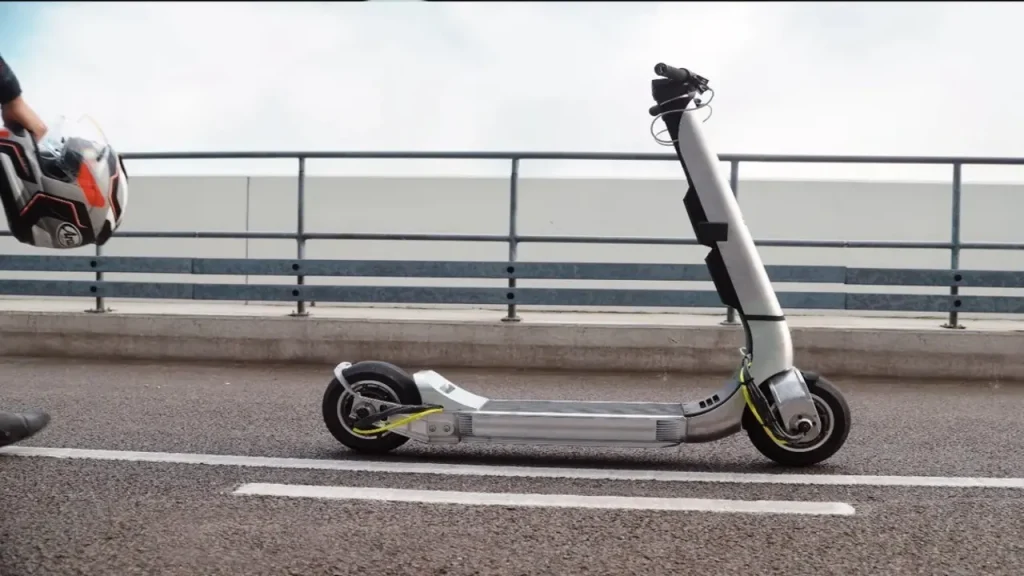 Bu elektrikli scooter 160 km/s hıza ulaşabilir