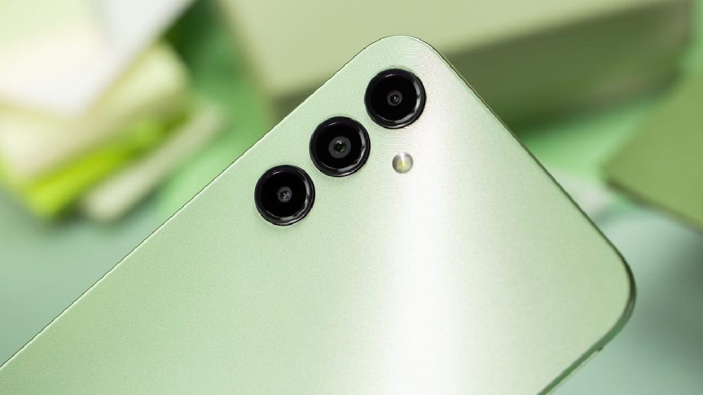 Samsung Galaxy F15 için One UI 8 testleri başladı