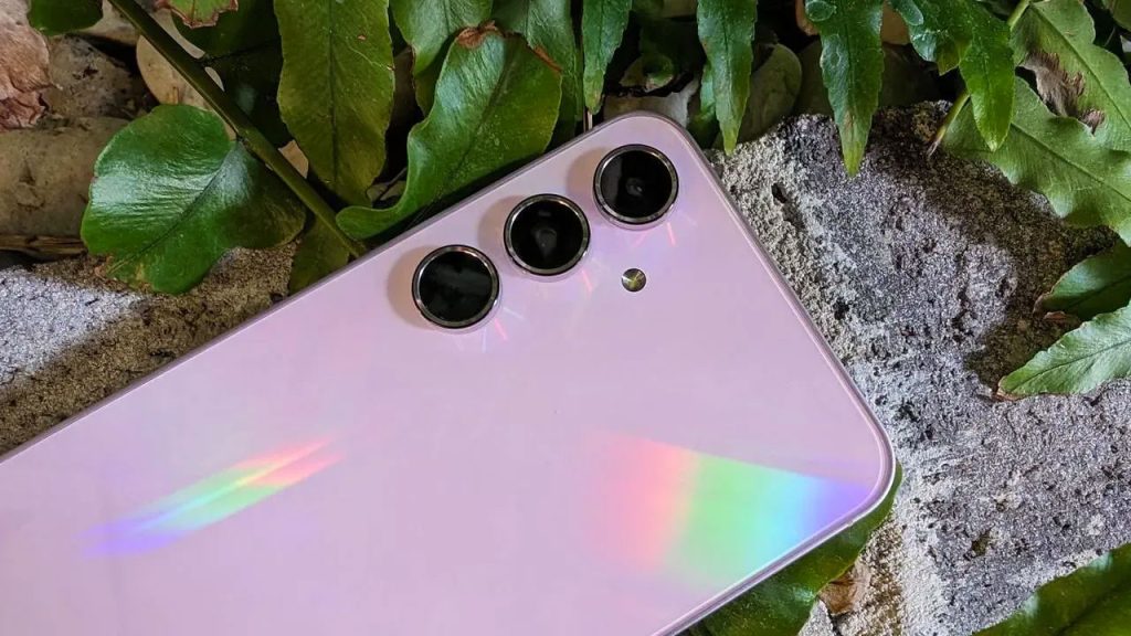 Samsung, Galaxy A56 güvenlik güncellemesini genişletiyor!