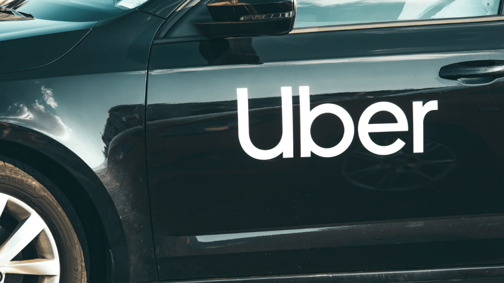 Uber, Lucid ve Nuro ile ortaklık kurarak robotaksi hizmetini başlatıyor