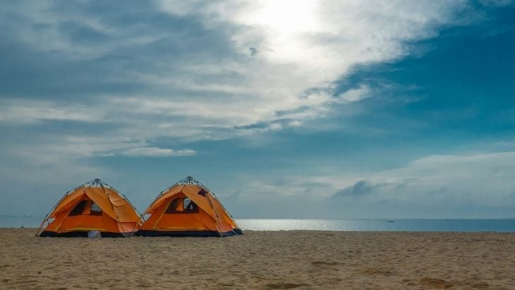 Deniz kampı planlarken hangi ekipmanları malzeme listenize dahil etmelisiniz?
