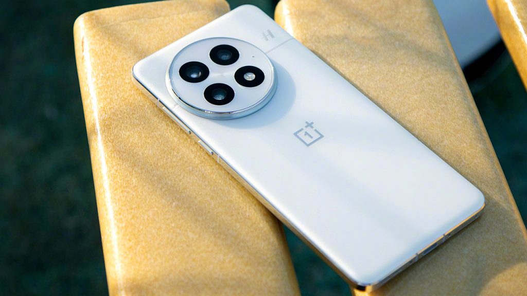 OnePlus 15 geliyor: 165Hz ekran ve yeni renk seçeneği!