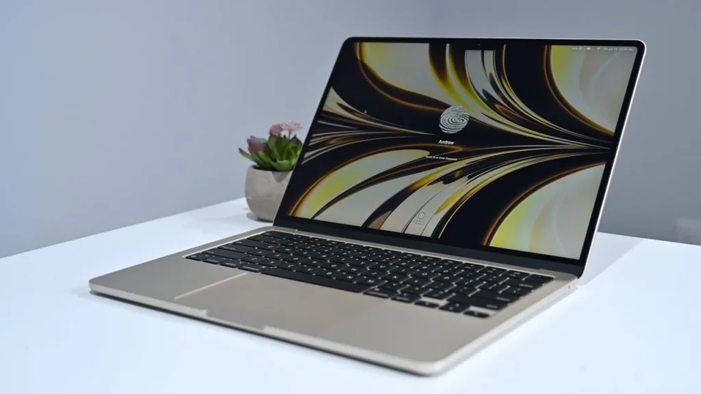 A18 Pro çipli MacBook seri üretime giriyor