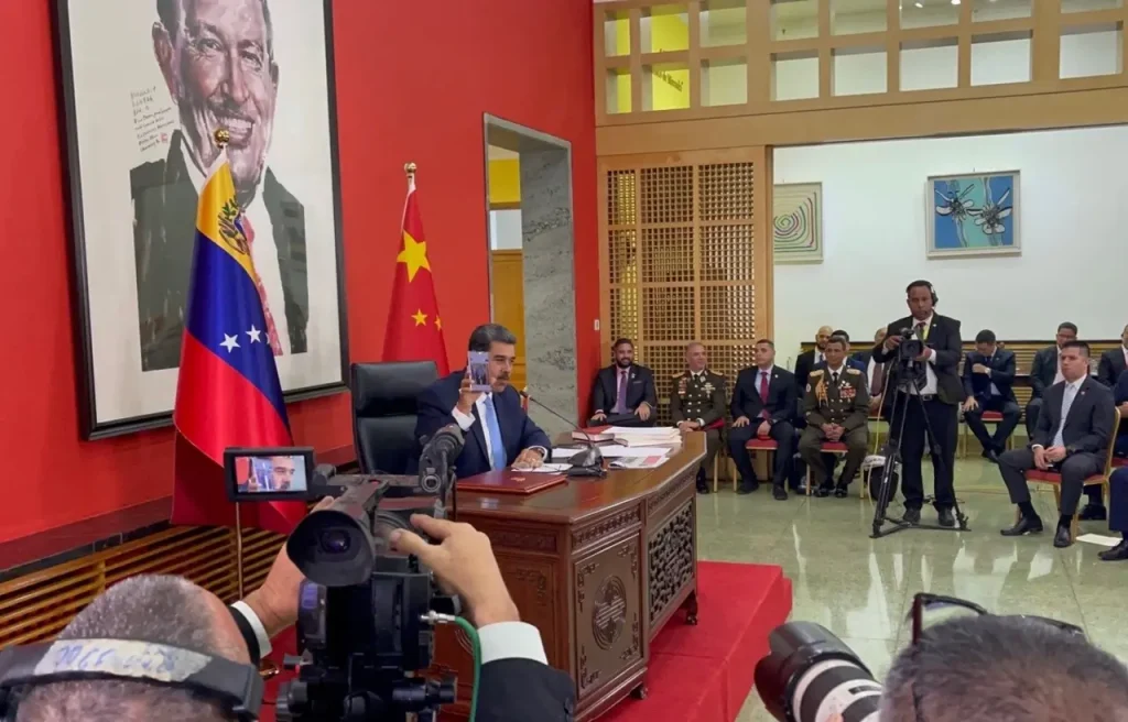 Venezuela Başkanı Maduro, Huawei telefonu övdü
